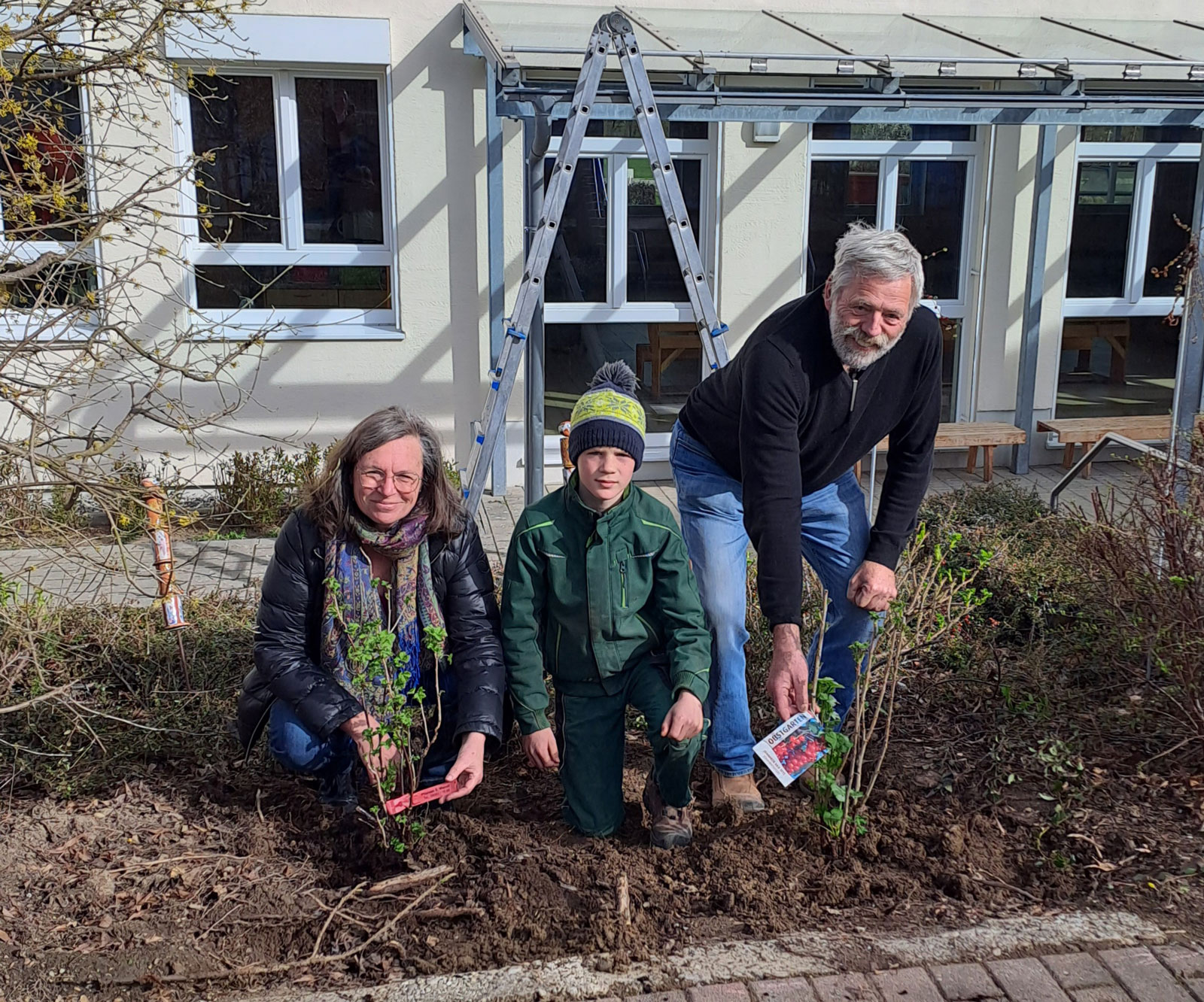 Neue Sträucher im Pausenhof
